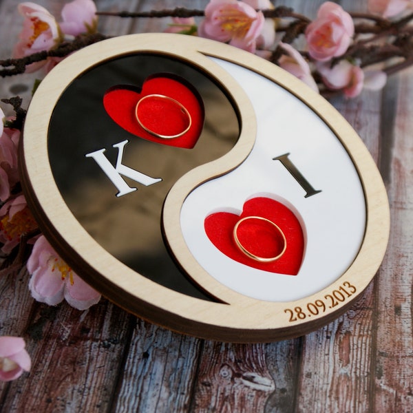 Customized Wedding Ring Holder "Yin-Yang", Personalisiertes Holz Ringhalter, Valentine Gift For Girlfriend Wife Bride