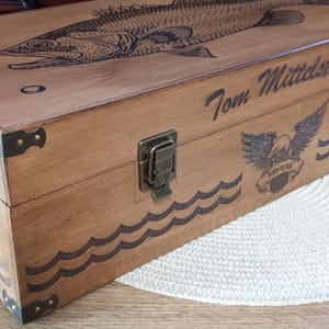 Caixa de pesca artesanal de madeira 100% personalizada, presente VIP para pescadores, presente para o Dia dos Pais, presente de aposentadoria, gravação de robalo. imagem 3