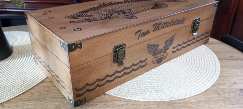 Caixa de pesca artesanal de madeira 100% personalizada, presente VIP para pescadores, presente para o Dia dos Pais, presente de aposentadoria, gravação de robalo. imagem 3
