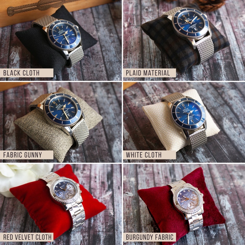 Puede incluir: Una colecci&oacute;n de cinco almohadas para relojes en diferentes colores y telas. Las almohadas est&aacute;n rellenas de un material suave y est&aacute;n dise&ntilde;adas para sujetar un reloj de forma segura. Las almohadas se muestran con un reloj en cada una. Las almohadas est&aacute;n disponibles en tela negra, material a cuadros, tela de arpillera, tela blanca, tela de terciopelo rojo y tela burdeos.