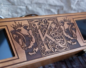 Scatola per orologi in legno fatta a mano, con design rustico a forma di orso e 4 scomparti personalizzabili.