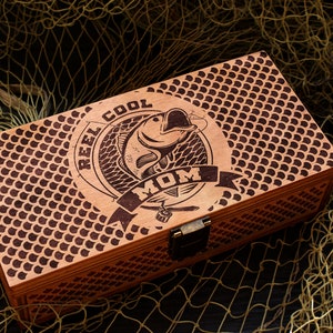Original Holz Angelkiste für Köder und Köder "REEL COOL MOM", Muttertagsgeschenk, Anpackbox für Frauen, Geschenk für Mama, Frauen Angeln
