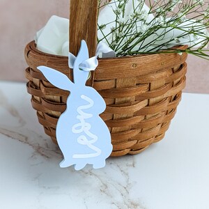 etiquetas azuis, verdes e amarelas da cesta do coelhinho da páscoa | Coelhinho da Páscoa em acrílico | Etiqueta personalizada do coelho da caligrafia | Cartão de lugar do coelhinho da Páscoa