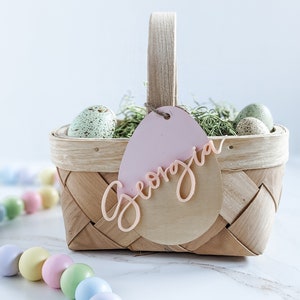 Holz Osterkorb Anhänger mit Acryl Namen | Blush Osterei Korb Anhänger | Holz Osterei Platzkarte | Osterkorb Anhänger