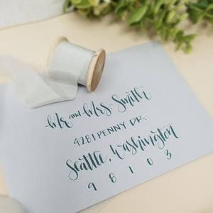 Moderne kalligrafie Bruiloft Envelop | Kalligrafie Envelop Adressering | Lichtgrijze envelop met blauwe inkt | Lente of Zomer Bruiloft