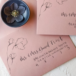 Moderne kalligrafie op Dusty Rose Envelope | Kalligrafie Envelop | Blush Envelop | Bloemen Envelop Design | Kalligrafie Bruiloft Envelop