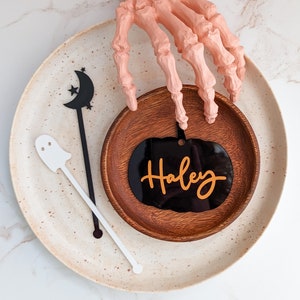 Gepersonaliseerde Halloween-plaatskaarten | Halloween-feestdecoratie | Spookachtige | Vleermuis, geest, spin, maan en ster, pompoen, kristallen bol