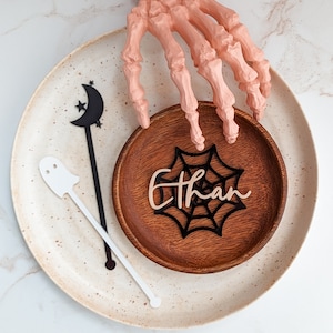Gepersonaliseerde Halloween-plaatskaarten | Halloween-feestdecoratie | Spookachtige | Vleermuis, geest, spin, maan en ster, pompoen, kristallen bol