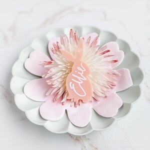 Personalisierte Osterhase Platzkarte | Rosa Acryl Hase | Personalisierte Kalligraphie Hase Tag | Pfirsich Hase Platzkarte