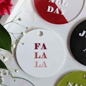 Adorno navideño Fa La La / Etiquetas de regalo para adultos / Medias divertidas / Adornos navideños coloridos / Etiqueta de regalo de acrílico / Adornos modernos