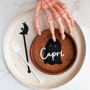 Gepersonaliseerde Halloween-plaatskaarten | Halloween-feestdecoratie | Spookachtige | Vleermuis, geest, spin, maan en ster, pompoen, kristallen bol