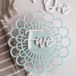 Carte d'étape de fleur acrylique moderne sarcelle claire et blanche | Marqueur d’étape mensuel pour bébé | Boho Bébé | Cadeau de fête de naissance | Printemps bébé