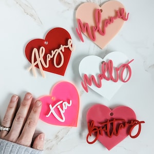 Etiquetas de presente personalizadas para o Dia dos Namorados | Corações de acrílico | Coração de acrílico | Decoração Galentine | Cartões de lugar personalizados de caligrafia para o Dia dos Namorados