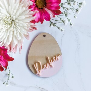 Blush und Holz Osterei Platzkarte mit Acryl Namen | Rosa und Blush Osterei Namenskarte | Eierplatzkarte | Osterkorb Anhänger