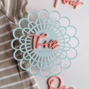 Carte d'étape de fleur acrylique moderne sarcelle claire et rose | Marqueur d’étape mensuel pour bébé | Boho Bébé | Cadeau de fête de naissance | Printemps bébé