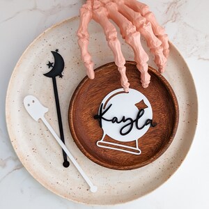 Gepersonaliseerde Halloween-plaatskaarten | Halloween-feestdecoratie | Spookachtige | Vleermuis, geest, spin, maan en ster, pompoen, kristallen bol