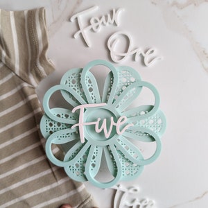 Carte d'étape de fleur acrylique moderne sarcelle claire et blanche | Marqueur d’étape mensuel pour bébé | Boho Bébé | Cadeau de fête de naissance | Printemps bébé