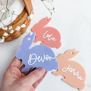 Marque-place de lapin de Pâques de calligraphie | Lapin de Pâques acrylique | Médaille acrylique personnalisée en forme de lapin de calligraphie | Médaillon pour panier Lapin de Pâques