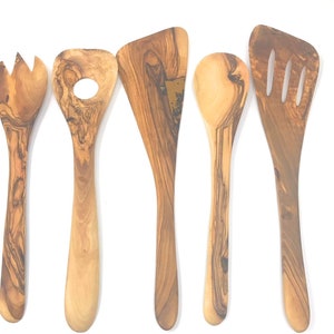 AramediA Houten kookgerei Olive Wood 5 Piece Set spatels- lepel, vork en roerrelaars - Handgemaakt & Met de hand gesneden door Bethlehem Artisans