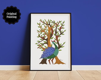 Può includere: Un dipinto incorniciato raffigurante un pavone stilizzato con piume blu e verdi a motivi geometrici, in piedi davanti a un albero marrone e arancione con foglie verdi. L'opera è realizzata in stile arte popolare su sfondo bianco e cornice nera.