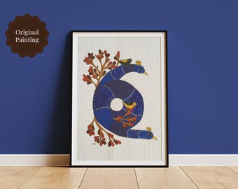 Può includere: Un dipinto incorniciato su carta testurizzata color bianco sporco raffigurante un grande numero sei blu a forma di pavone stilizzato con becco e cresta gialli. Piccoli uccelli gialli e rami frondosi rosso-bruni circondano la figura blu.