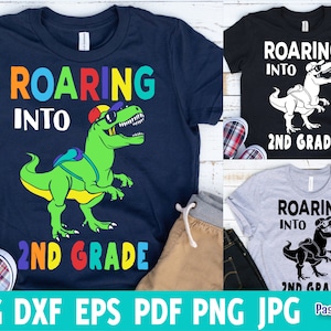 Rycząc do 2 klasy svg, Druga klasa dinozaur svg, Powrót do szkoły svg, Pierwszy dzień szkoły Koszulka dla drugiej klasy | Cricut i Silhouette