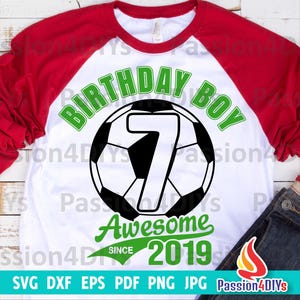 サッカー7歳の誕生日SVG、サッカー7歳の誕生日男の子SVG、スポーツ誕生日パーティーシャツデザイン、サッカーボールフットボールSVG、シルエットクリカット