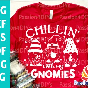 Chillin With My Gnomies SVG、面白いクリスマス SVG、かわいいクリスマス ノーム SVG、クリスマス シャツ デザイン SVG PNG Dxf Pdf クリップアート Cricut シルエット