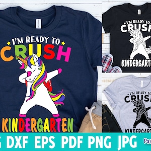 Peut inclure: Trois t-shirts de couleurs différentes avec un graphique de licorne et le texte "Je suis prêt à écraser la maternelle".