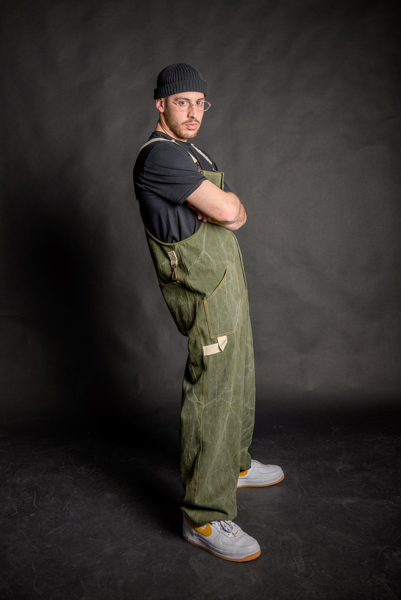 Stylish workwear from top to bottom, with cotton case for tools on upper leg side. Man wearing loose fit overall pants, made from heavy weight durable cotton fabric.