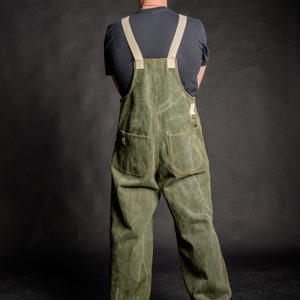 Man wearing a fashionable unisex streetwear salopette with two back pockets and adjustable elastic ankle cuffs.