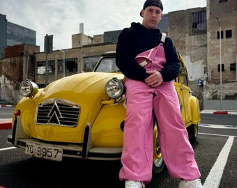 Macacão rosa com babador para homens, macacão jeans solto, estilo urbano, macacão grande, casual, roupa de trabalho para homens, moda urbana, ajuste relaxado.
