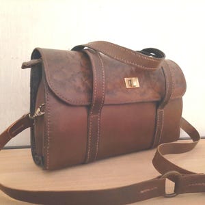 Sac à main, look Vintage, entièrement cousu main, matière cuir sellier. Avec bandoulière, bandoulière. Doublé de cuir de porc noir.
