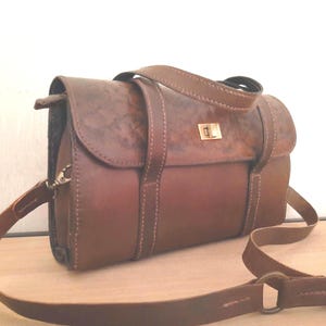 Sac à main, style vintage, entièrement cousu main, en cuir sellier. Avec bandoulière et bandoulière. Doublure en cuir de porc noir.