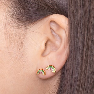 Lindos aretes de arco iris con epoxi de color - Joyería de oreja mínima chapada en oro de 18 quilates - Idea de regalo de esperanza de dama de honor de primavera y verano para mujeres
