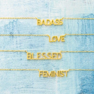Collar de palabras motivacionales chapado en oro de 18 quilates - Amor bendito feminista rudo - Collar con colgante de letras en cadena delicada - Regalos encantadores para ella