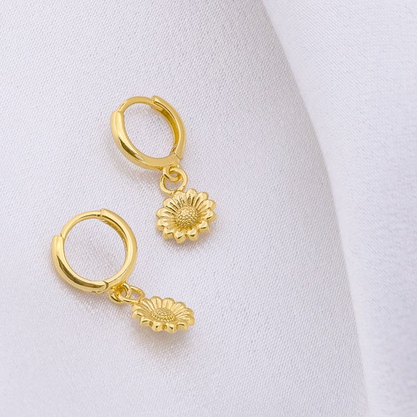 Cute 18K Gold Plated Daisy Flower Charm Huggies - Dainty Wildflower Drop Hug Hoop Earrings - Spring Floral Huggie Gift Ideas for Her - Women