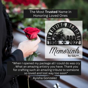 Puede incluir: Un letrero conmemorativo de metal negro con el texto "In Loving Memory Dad 1956-2022" y una silueta de motocicleta. El letrero tambi&eacute;n incluye el texto "Memorials by GGTM". Se sostiene una rosa roja cerca del letrero.