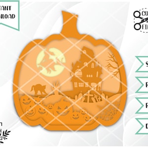 Könnte beinhalten: Ein orangefarbener Kürbis mit einer gruseligen Halloween-Szene im Inneren. Die Szene zeigt ein Spukhaus, eine Katze, einen Vollmond und einen Friedhof. Der Kürbis ist ausgeschnitten, um einen Schichteffekt zu erzeugen.