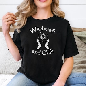 Koszulka „Witchcraft and Chill”, Koszulka „Sun and Moon”, Niebiańskie dłonie, Witchy Vibes, Mistyczny t-shirt, Boho Witch, Upiorny sezon
