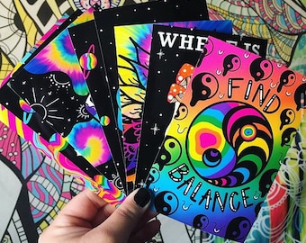 Puede incluir: Un conjunto de seis pegatinas coloridas con diseños psicodélicos. Las pegatinas presentan patrones tie-dye, símbolos yin-yang y la frase "¿Dónde está el equilibrio? ¡Encuéntralo!"