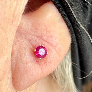 Örhängen i 14K guld med fuchsia rubin: Julis födelsesten (4 mm)