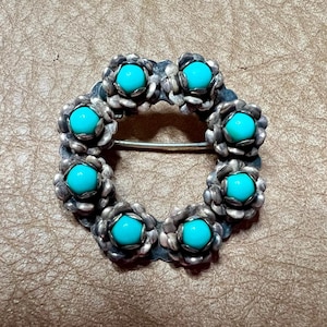 VINTAGE NAVAHO TÜRKIS Brosche/Hutnadel/Anstecknadel.  Kranz aus Rosenblüten mit Türkis Stein Mitten.