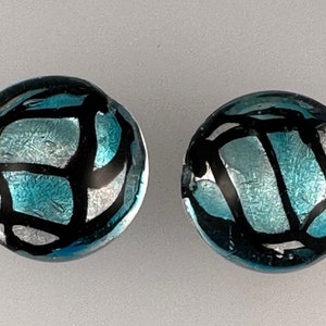 Harlekin Design 16mm Murano Glas Linsen, Venezianer Perlen in Aqua, schwarze Linien, Silberfolie; Handgefertigte italienische Perlen, Mindestabnahme 4