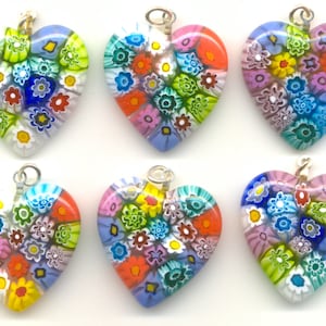 Millefiori-Herzen, Muranoglas, mehrkantig, mehrfarbig, pastellfarbene „Spitze“, mittelgroßer Herzanhänger, 25 x 25 mm, mit Silberballen, Nr. 2 sind gleich