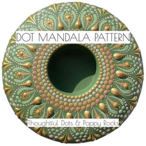 Może przedstawiać: Okrągły, drewniany świecznik w kolorze zielonym z wzorem mandali w kropki w kolorze złotym, białym i brzoskwiniowym. Na świeczniku nadrukowany jest tekst "DOT MANDALA PATTERN" i "Thoughtful Dots & Poppy Rocks".