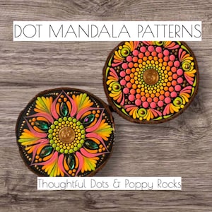 Pode incluir: Duas fatias redondas de madeira com padrões de mandalas de pontos pintados. As mandalas apresentam um fundo preto com pontos rosa brilhante, laranja, amarelo e verde. O texto "Thoughtful Dots & Poppy Rocks" está impresso abaixo das mandalas.
