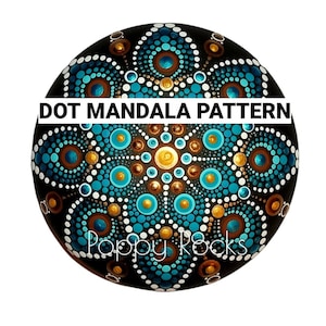 Puede incluir: Una piedra negra con un patrón de mandala de puntos azules, blancos y dorados. El texto "DOT MANDALA PATTERN" está escrito en la parte superior de la piedra. El texto "Poppy Rocks" está escrito en la parte inferior de la piedra.