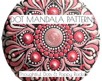 Może przedstawiać: Okrągły czarny kamień pomalowany wzorem mandali z różowych i białych kropek. Tekst "DOT MANDALA PATTERN" jest napisany na górze kamienia. Tekst "Thoughtful Dots & Poppy Rocks" jest napisany na dole kamienia.