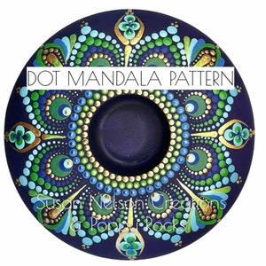 Op de afbeelding: Een houten kaarsenhouder beschilderd met een stippenmandala-patroon in teal, groen en goud. De tekst "DOT MANDALA PATTERN" staat bovenaan de kaarsenhouder.